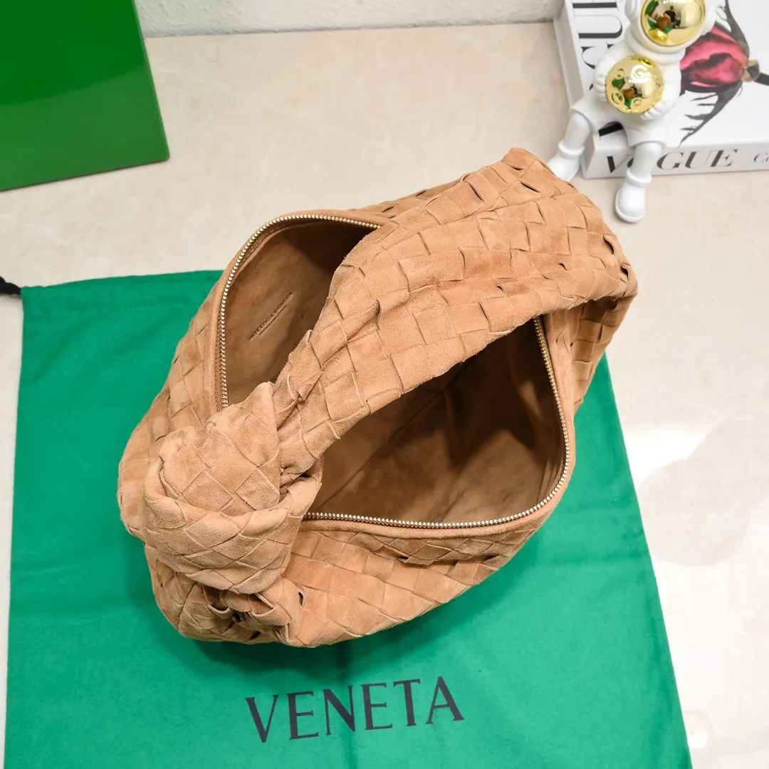 Batch 1460 JODIE Sheep Suede Medium size comes out of Huo~ It is much more practical than small size. The shape is still fashionable and good-looking. Made of classic Yangjin weaving. The iconic weaving has always been the most proud design of BV. The soft shape is super suitable for concave shape~ Not only the size has been changed, the quality details are also more refined. The version is more round and Q. The medium size has more styles. It is not only practical and can hold everything, but also can carry Jodie's fashionable concave shape. It’s really both practical and fashionable. It’s awesome! Size: 36x21x13, model: 6697# frosted leather